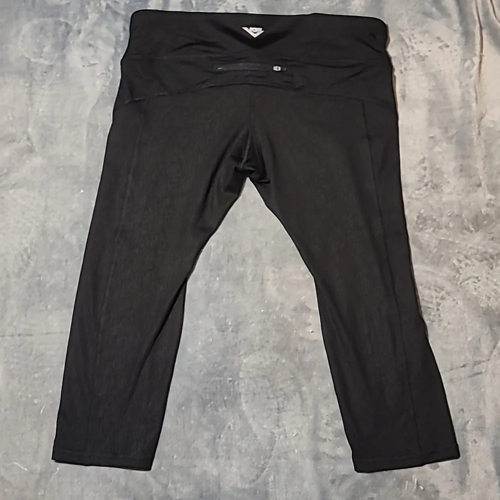 0193. EUC ~ Pony Capri Leggings  ~ Large ~ Black